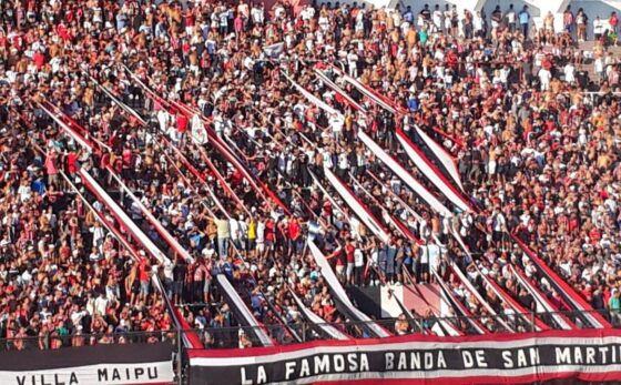 DOS TRIBUNAS UNA HINCHADA.